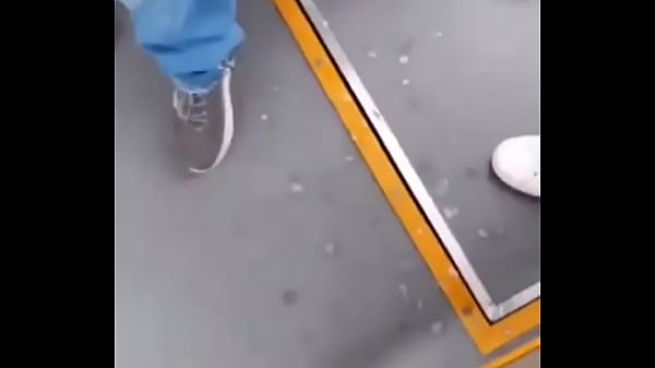 Amigos jalándosela en el metro bus