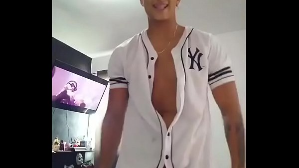 Chico guapo masturbándose