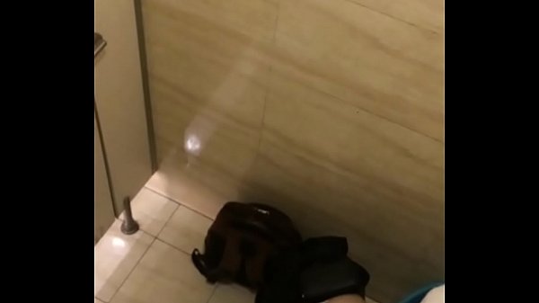 Quay lén thủ dâm trong toilet