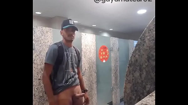 Maleante se masturba en lugar público