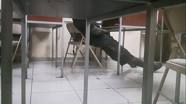 negro pajiandose en ciber