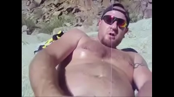 se masturba en playa nudista