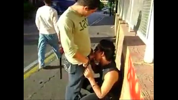 Una chupadita en publico Gay