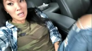 Asa Akira masturbandose en un auto