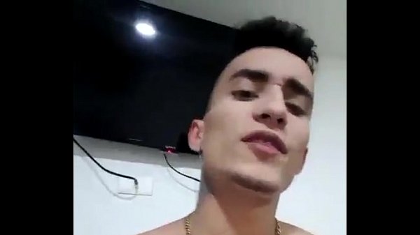 Colombiano enseñando la verga
