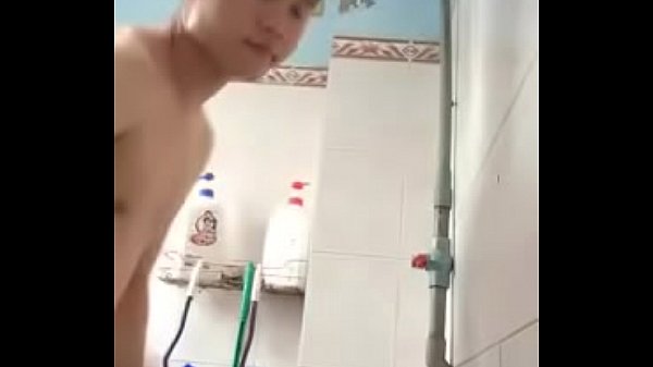Gay Việt Nam mông to tắm vòi sen