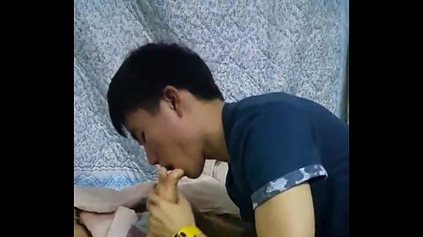 hot boy bú ngón chân bao sướng