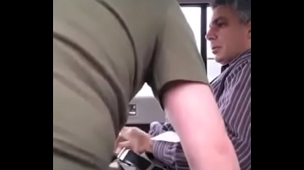 Mamando casado no estacionamento