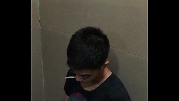 quá nứng chui vô toilet tự xử