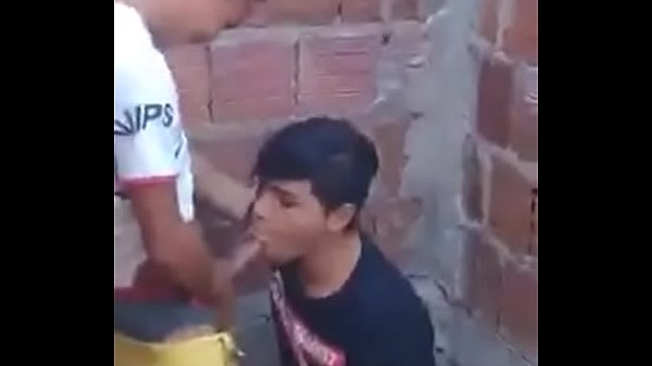 Dando o pau pro viadinho mamar.